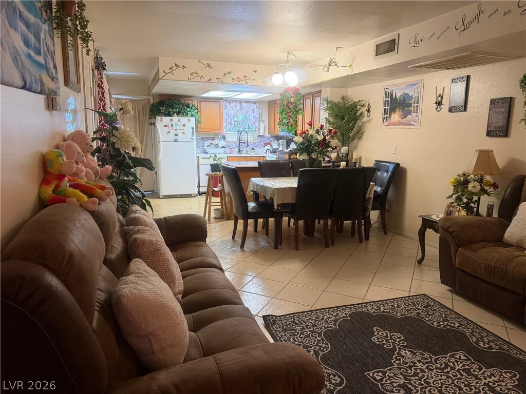 6033 Vegas, Las Vegas, NV 89108