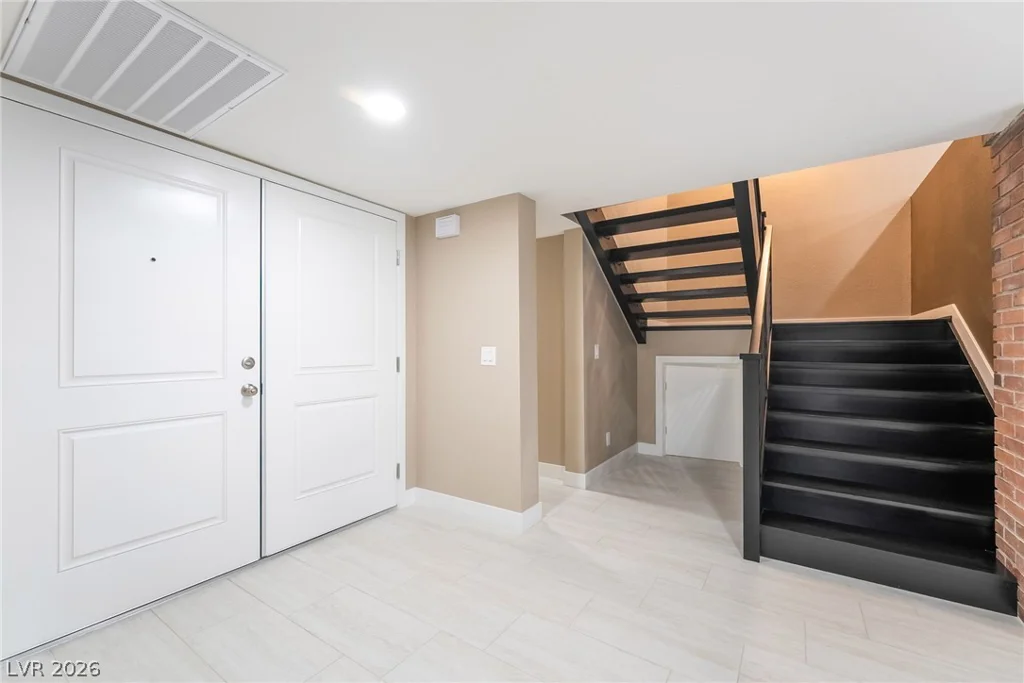 968 Pinehurst, Las Vegas, NV 89109