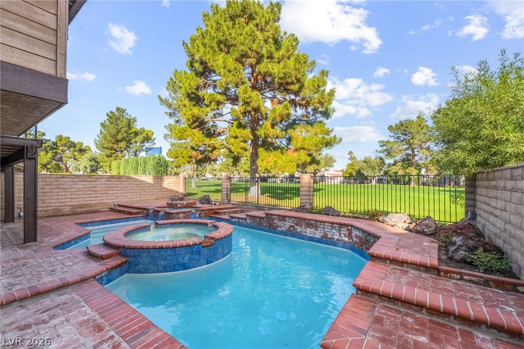 968 Pinehurst, Las Vegas, NV 89109