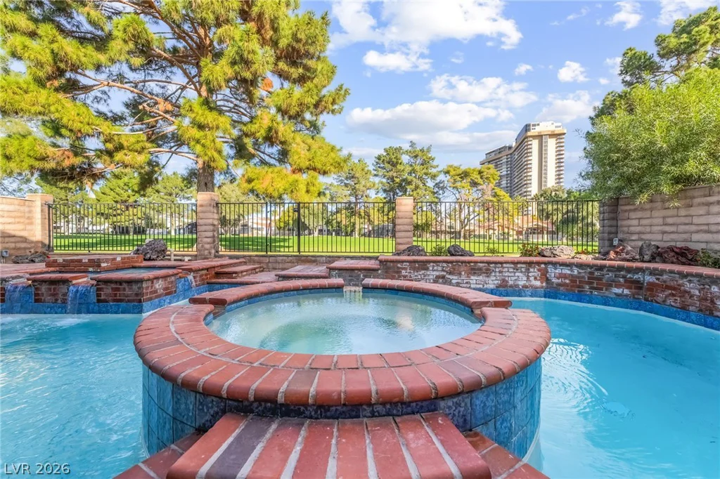968 Pinehurst, Las Vegas, NV 89109