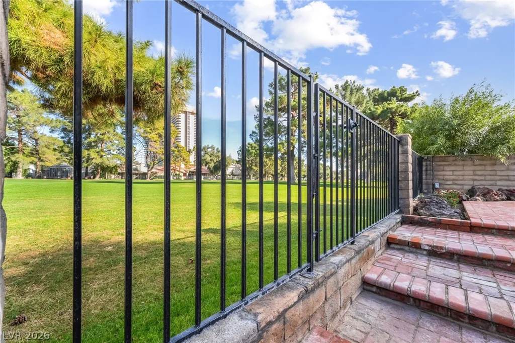 968 Pinehurst, Las Vegas, NV 89109