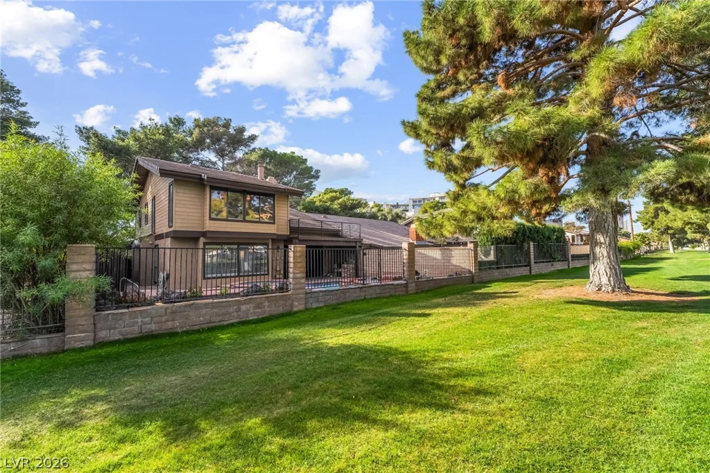 968 Pinehurst, Las Vegas, NV 89109