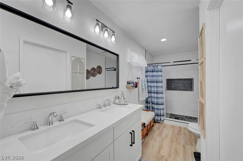 4526 Viking, Las Vegas, NV 89121