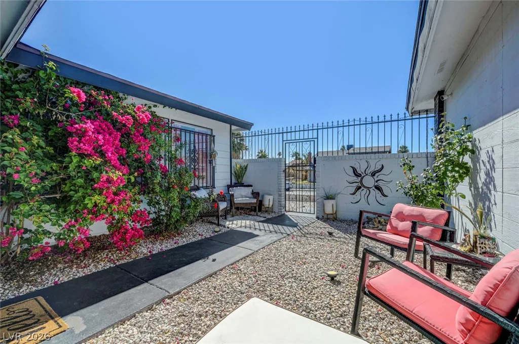 4526 Viking, Las Vegas, NV 89121