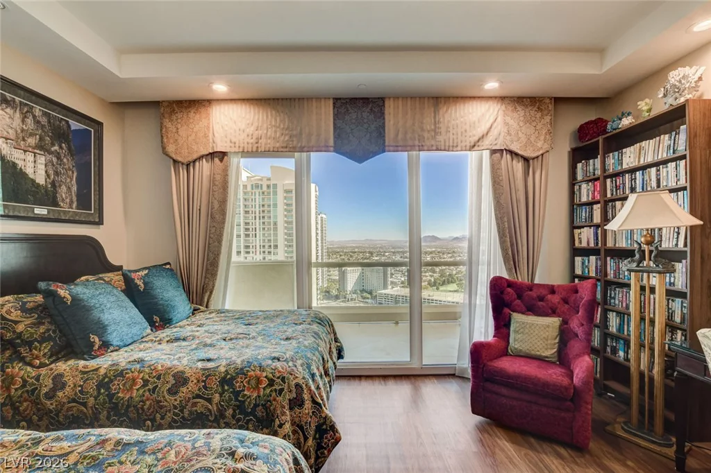 2877 Paradise, Las Vegas, NV 89109