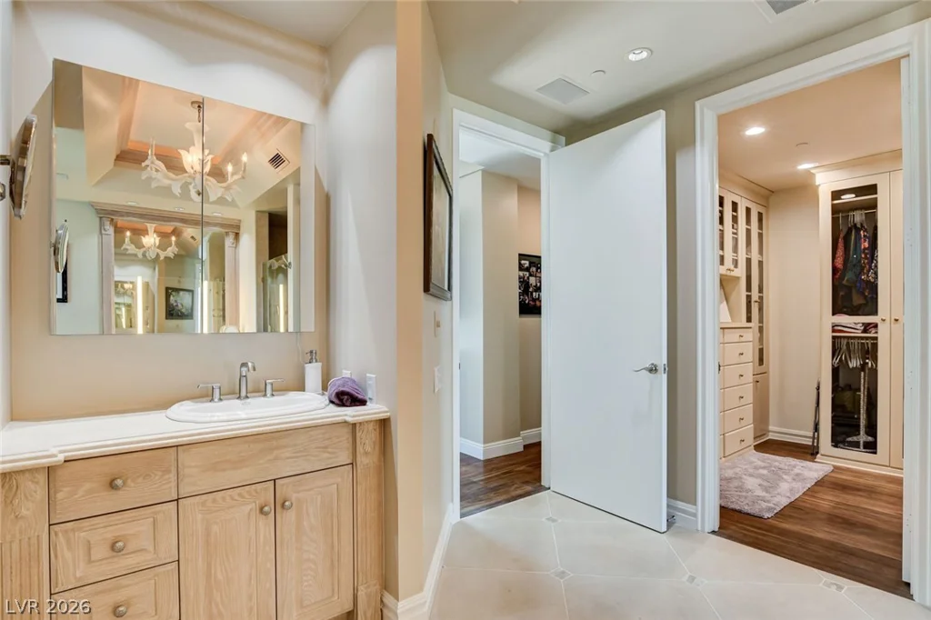 2877 Paradise, Las Vegas, NV 89109