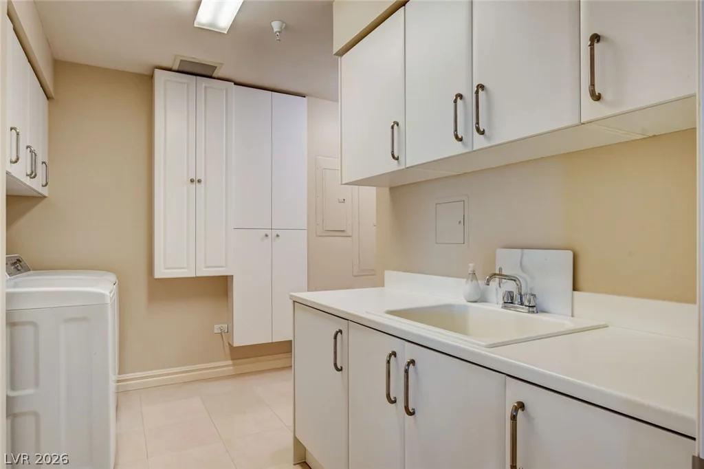 2877 Paradise, Las Vegas, NV 89109