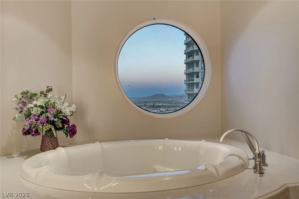 2877 Paradise, Las Vegas, NV 89109
