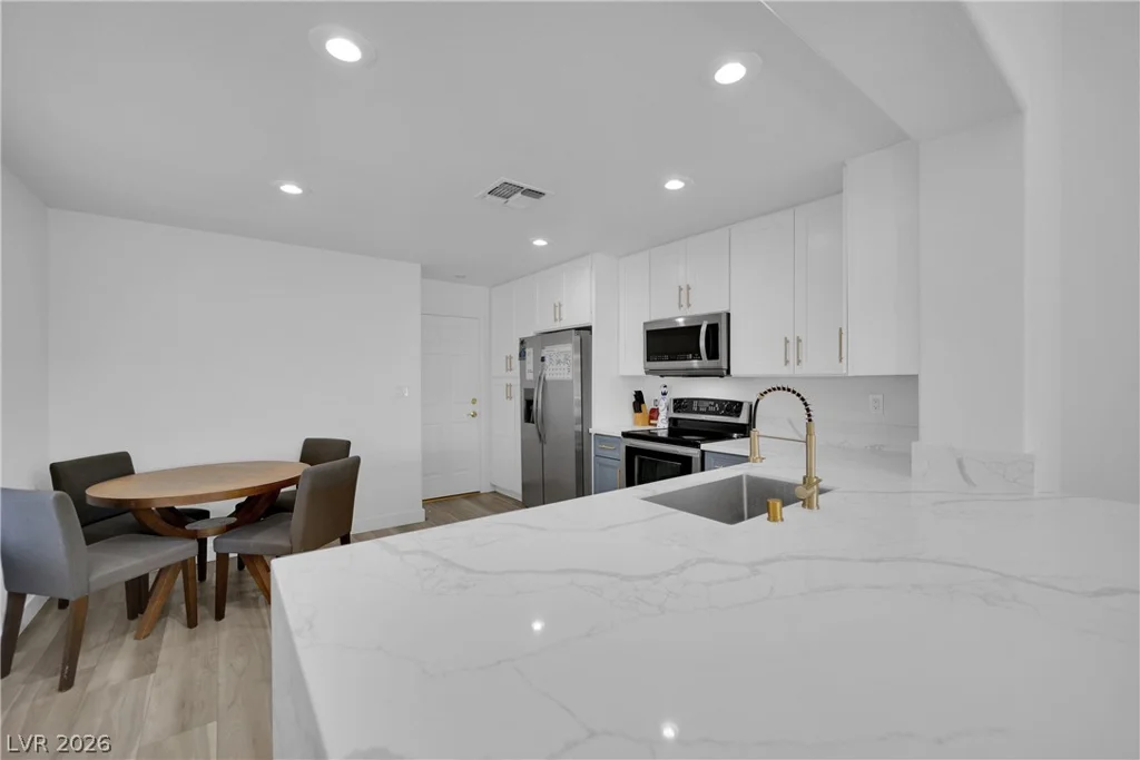 6940 Emerald Springs, Las Vegas, NV 89113