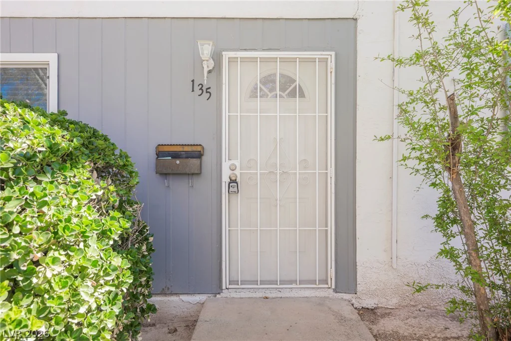 135 Greenbriar Townhouse, Las Vegas, NV 89121