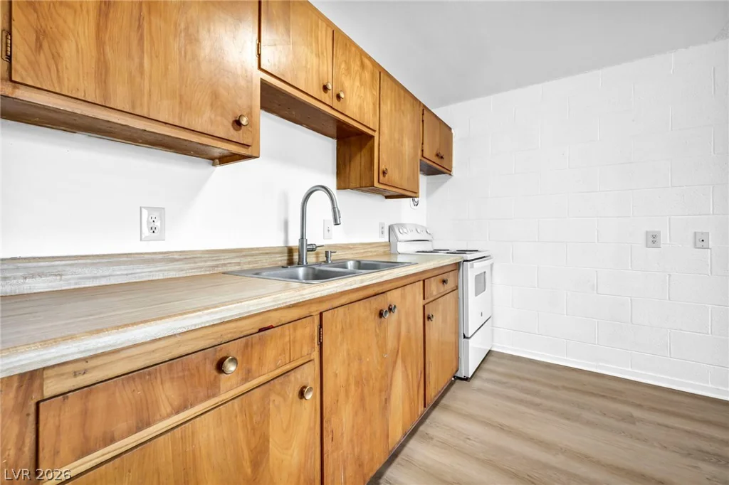3720 Royal Crest, Las Vegas, NV 89119