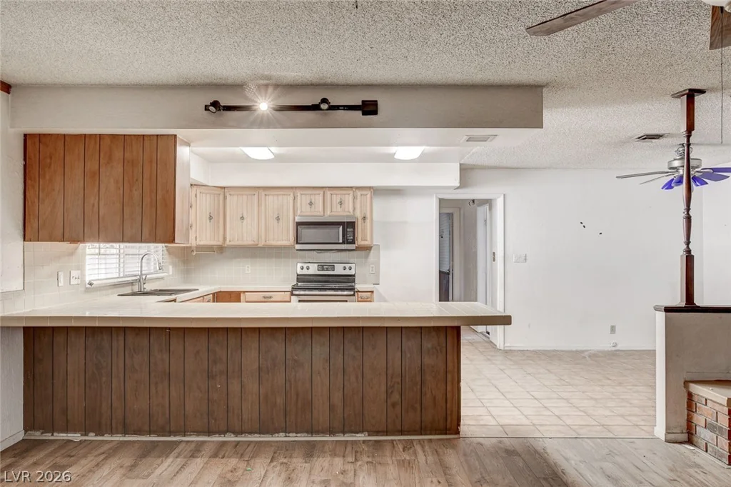 4388 Hacienda, Las Vegas, NV 89120