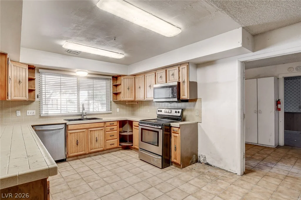 4388 Hacienda, Las Vegas, NV 89120
