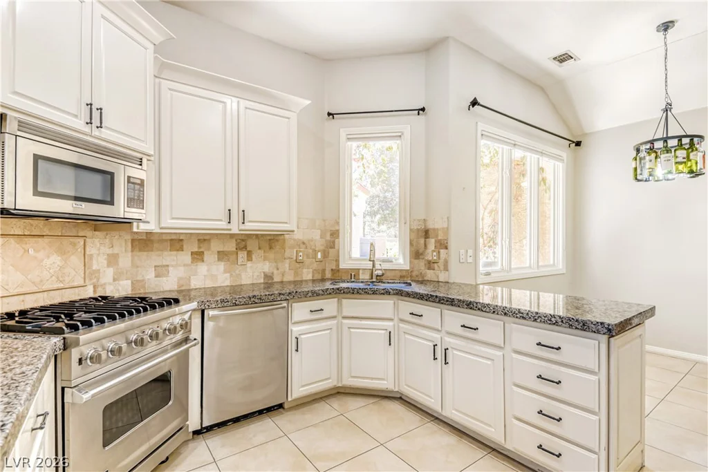 8243 Round Hills, Las Vegas, NV 89113