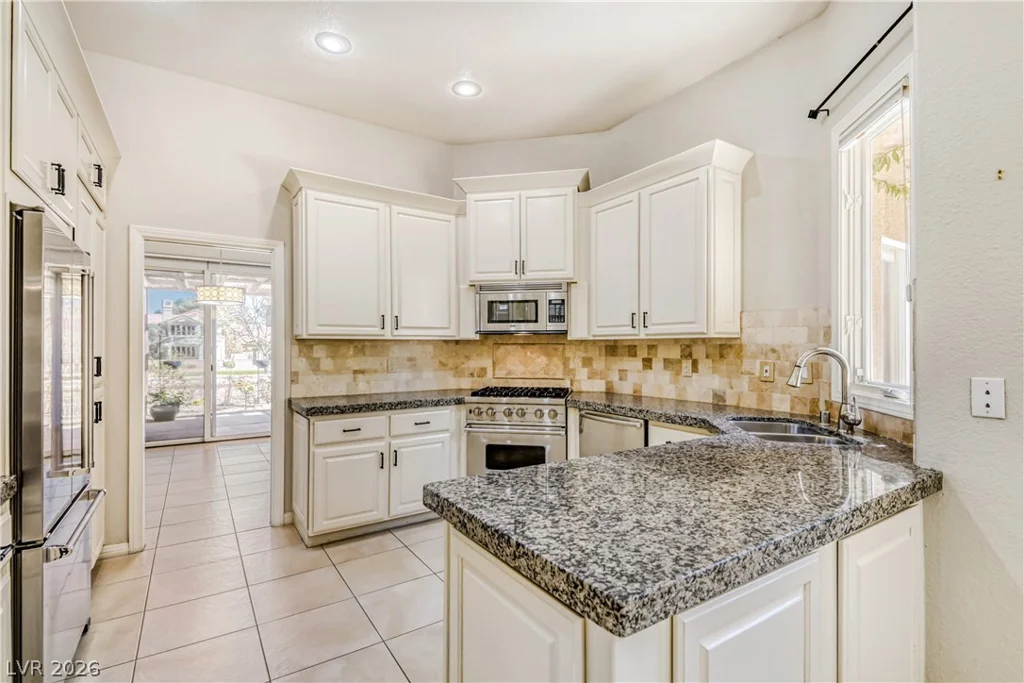 8243 Round Hills, Las Vegas, NV 89113