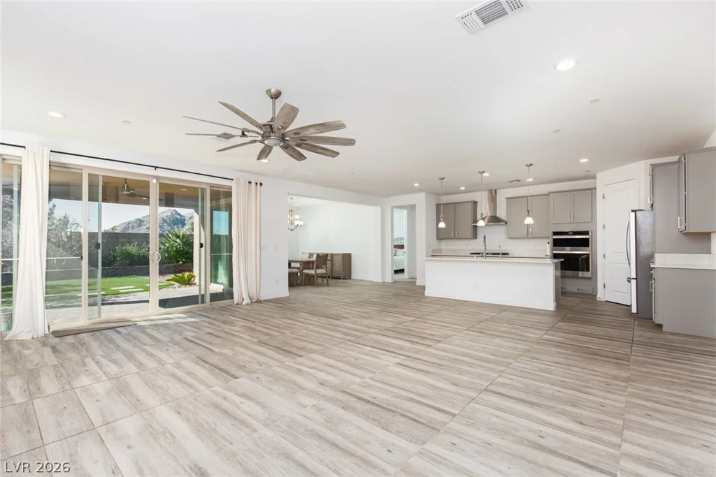 10935 Gardenova, Las Vegas, NV 89166