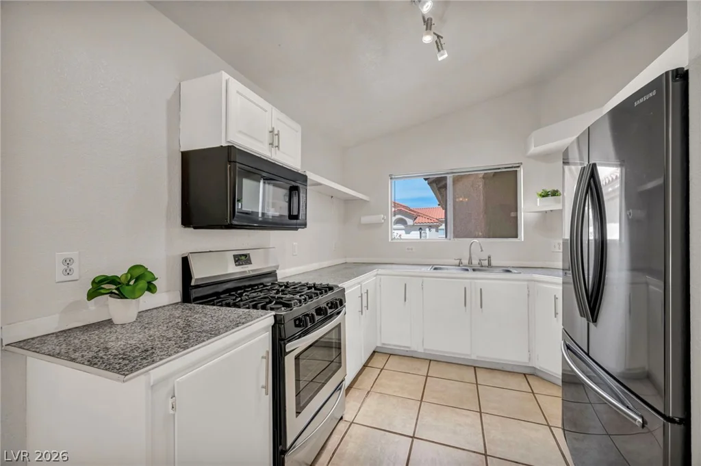 7803 Ravenhollow, Las Vegas, NV 89145