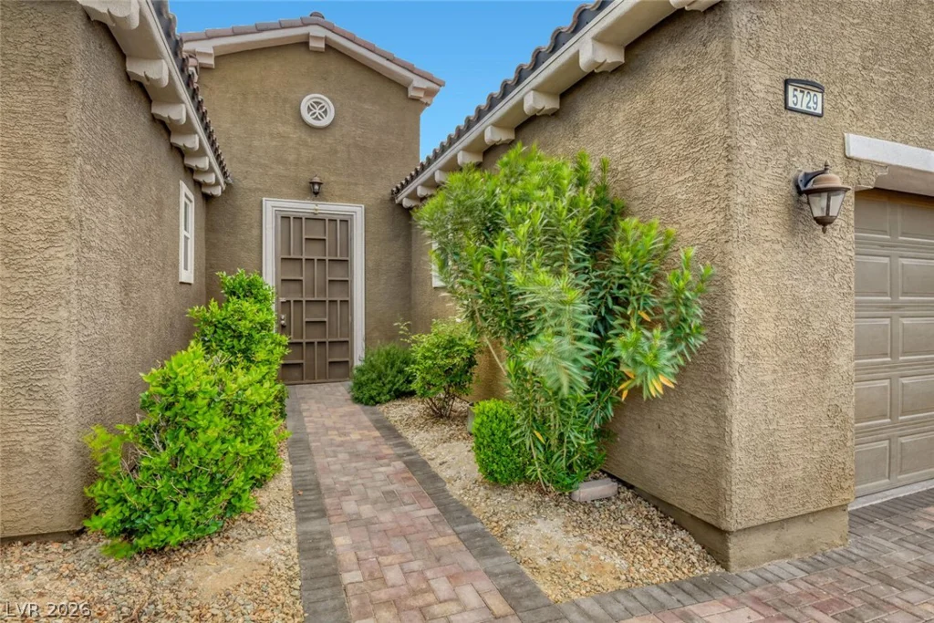 5729 Douglas Everett, Las Vegas, NV 89120