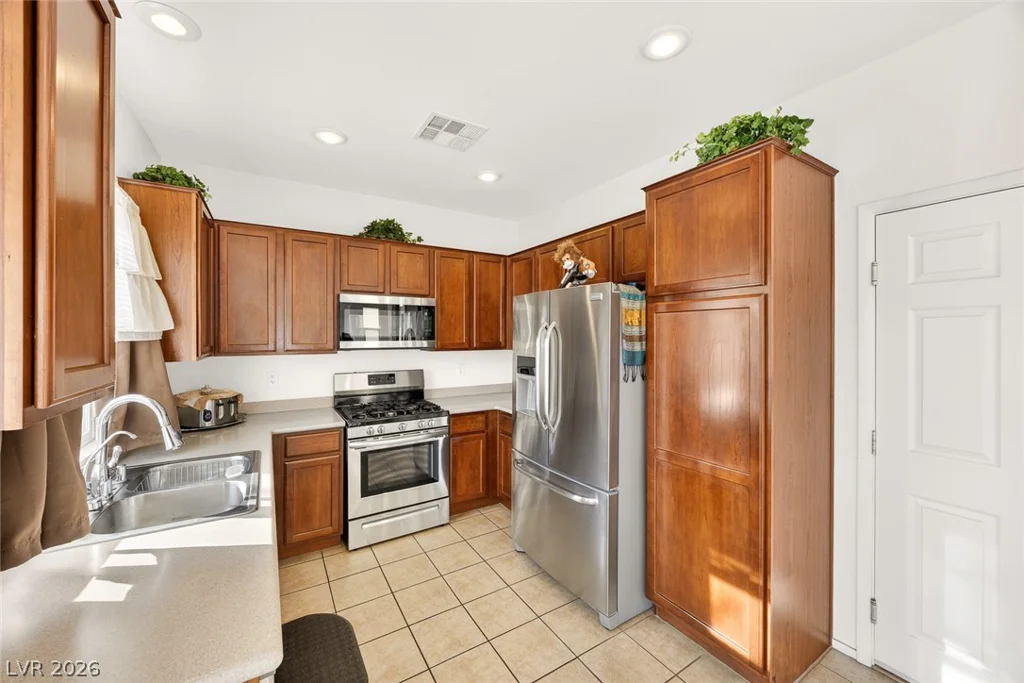 8809 Cavern Peak, Las Vegas, NV 89178