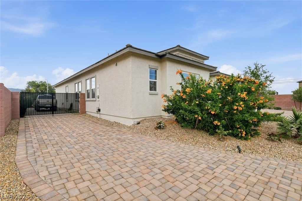 5702 Kings Bluff, Las Vegas, NV 89131