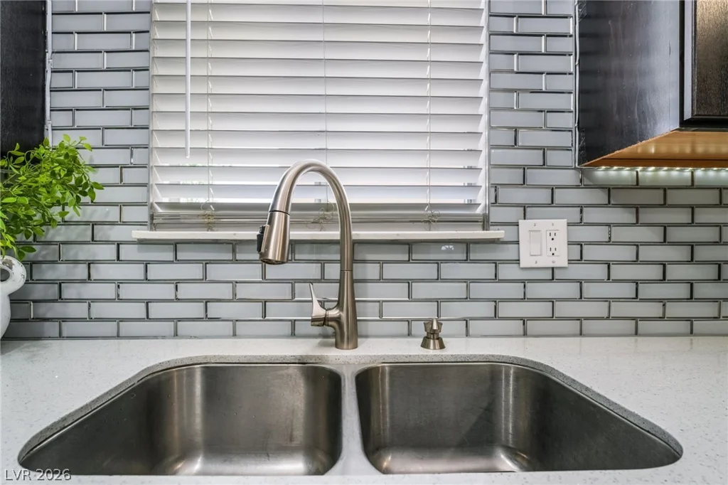 2004 Winwood, Las Vegas, NV 89108