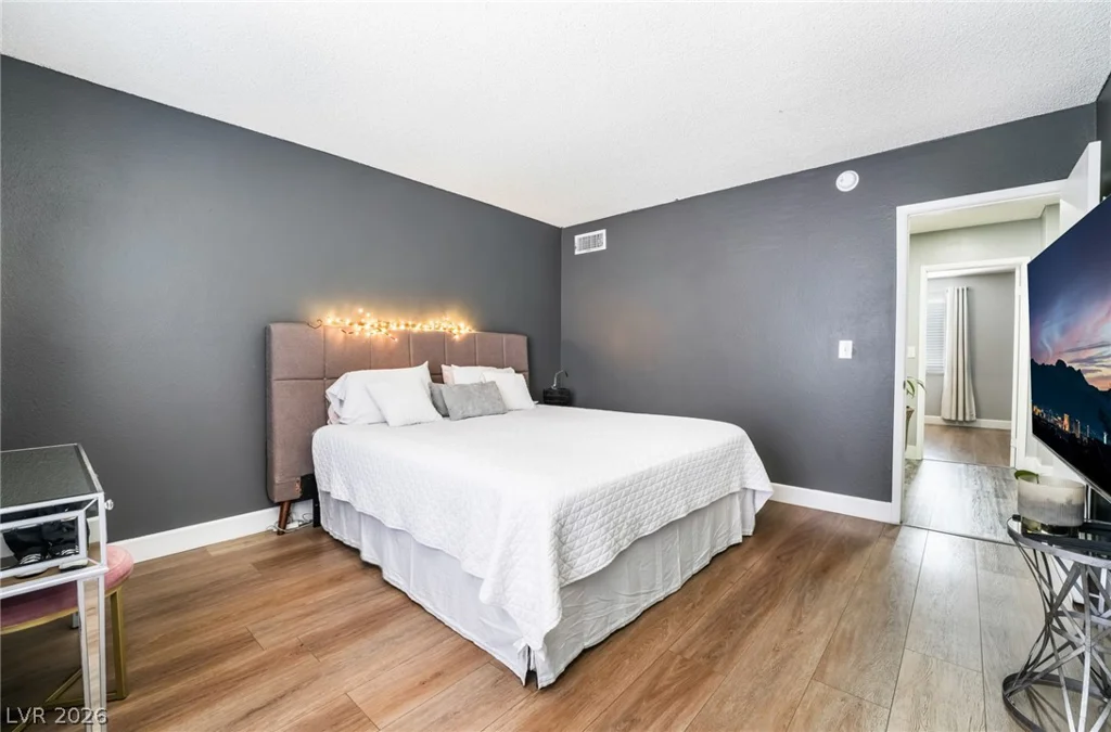 2004 Winwood, Las Vegas, NV 89108