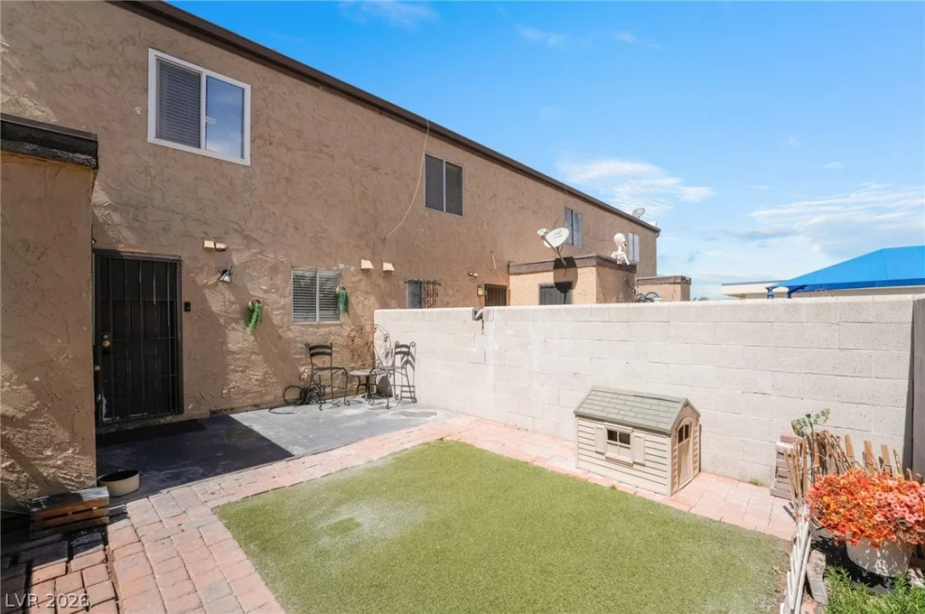 2004 Winwood, Las Vegas, NV 89108