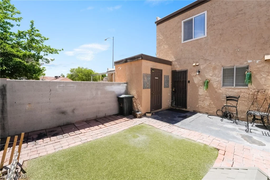 2004 Winwood, Las Vegas, NV 89108