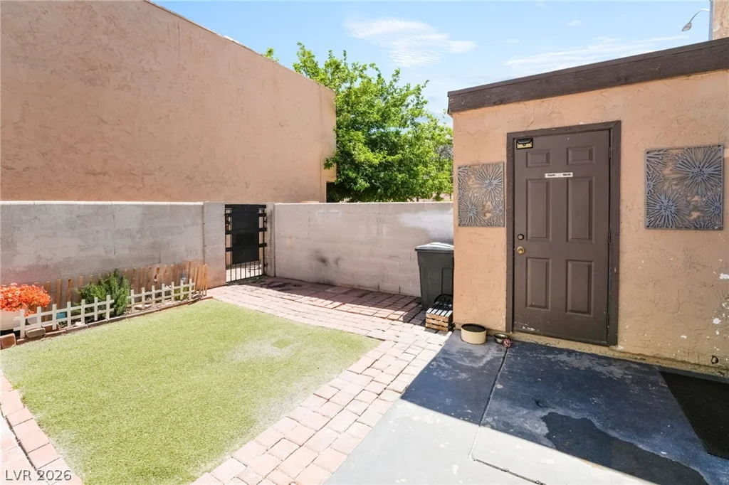 2004 Winwood, Las Vegas, NV 89108