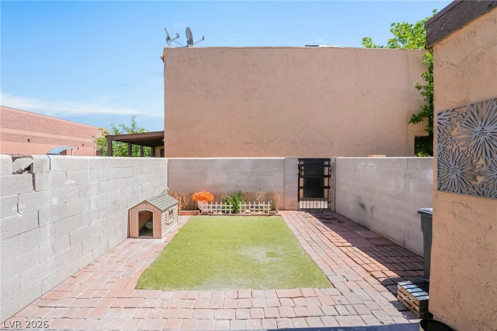 2004 Winwood, Las Vegas, NV 89108