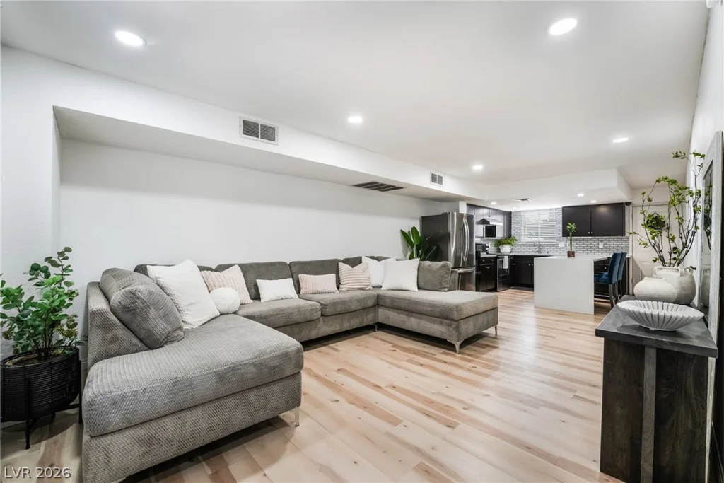 2004 Winwood, Las Vegas, NV 89108