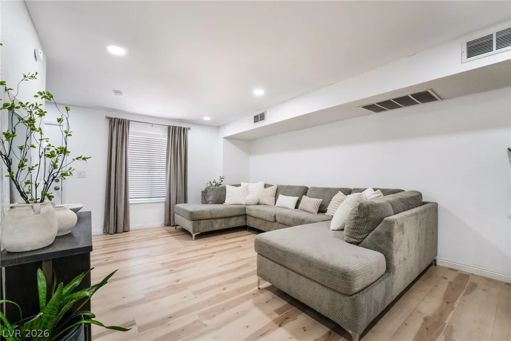 2004 Winwood, Las Vegas, NV 89108