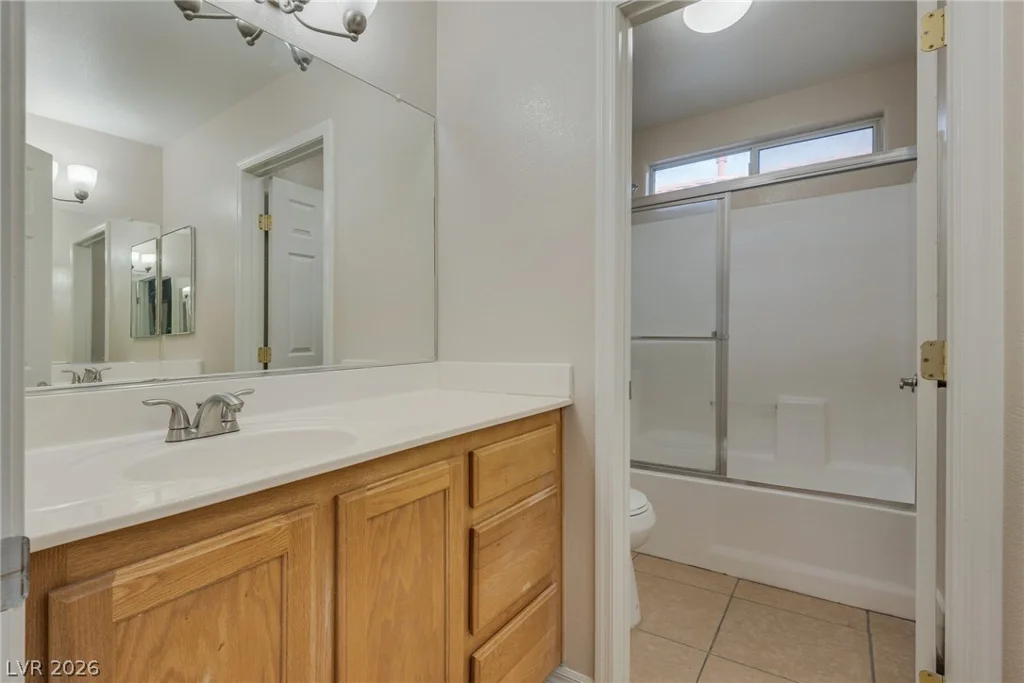 40 Hoke Edward, North Las Vegas, NV 89031