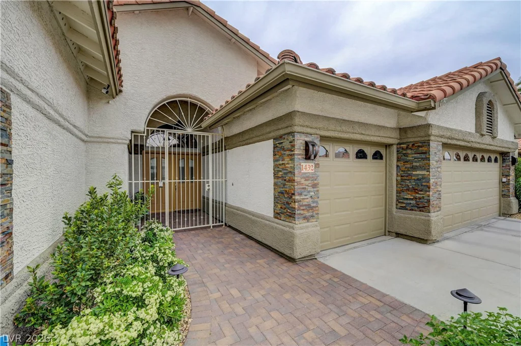 1432 Castle Crest, Las Vegas, NV 89117