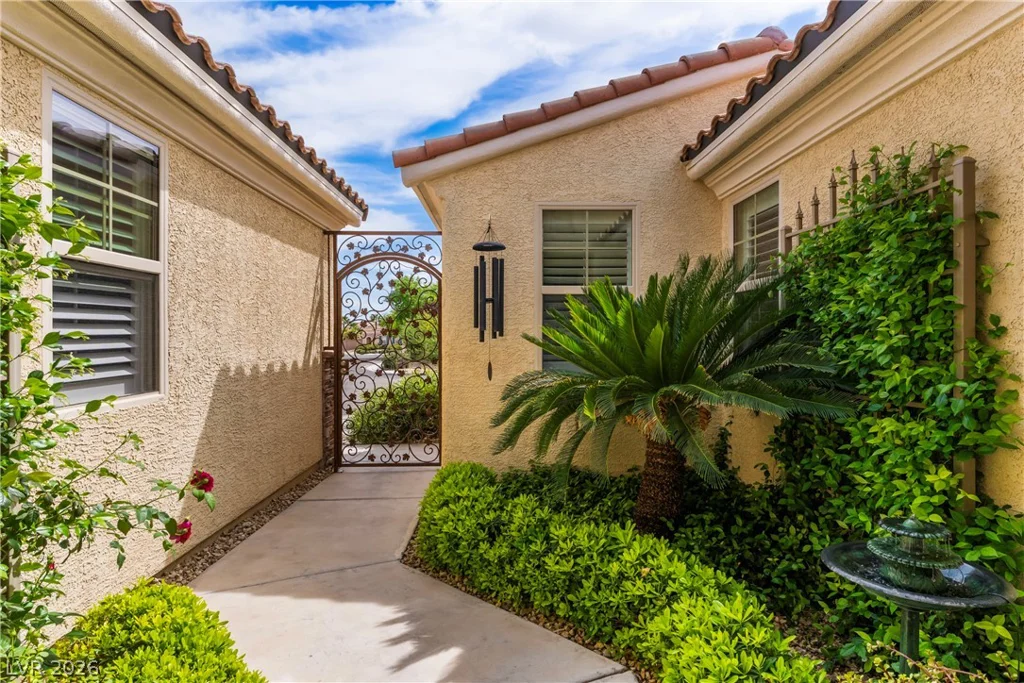 7591 Apache Cliff, Las Vegas, NV 89113