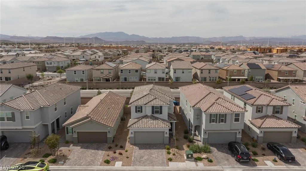 10183 Glowing Amber, Las Vegas, NV 89141