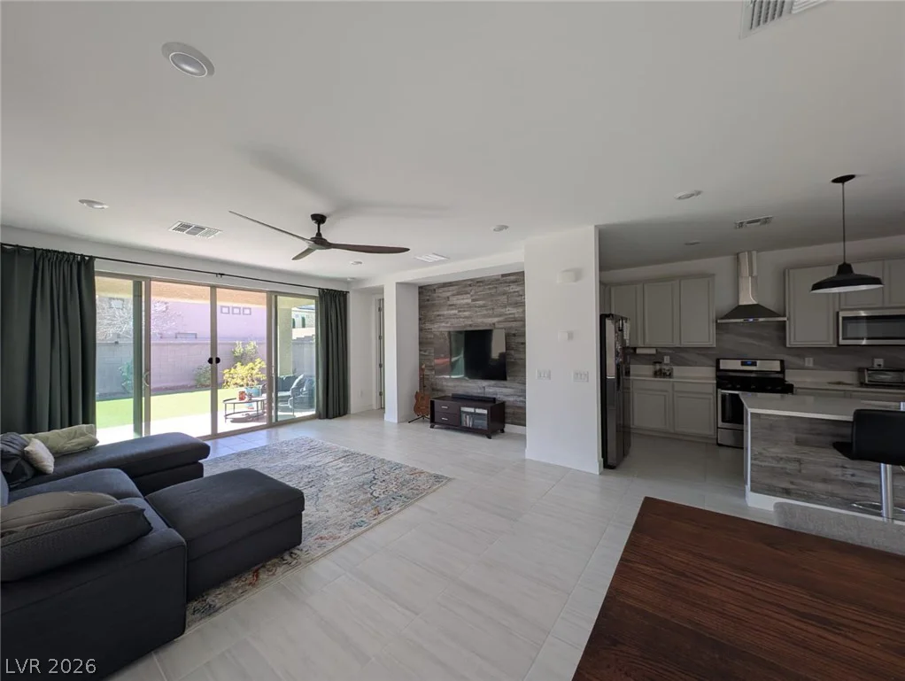6611 Summershade, North Las Vegas, NV 89086