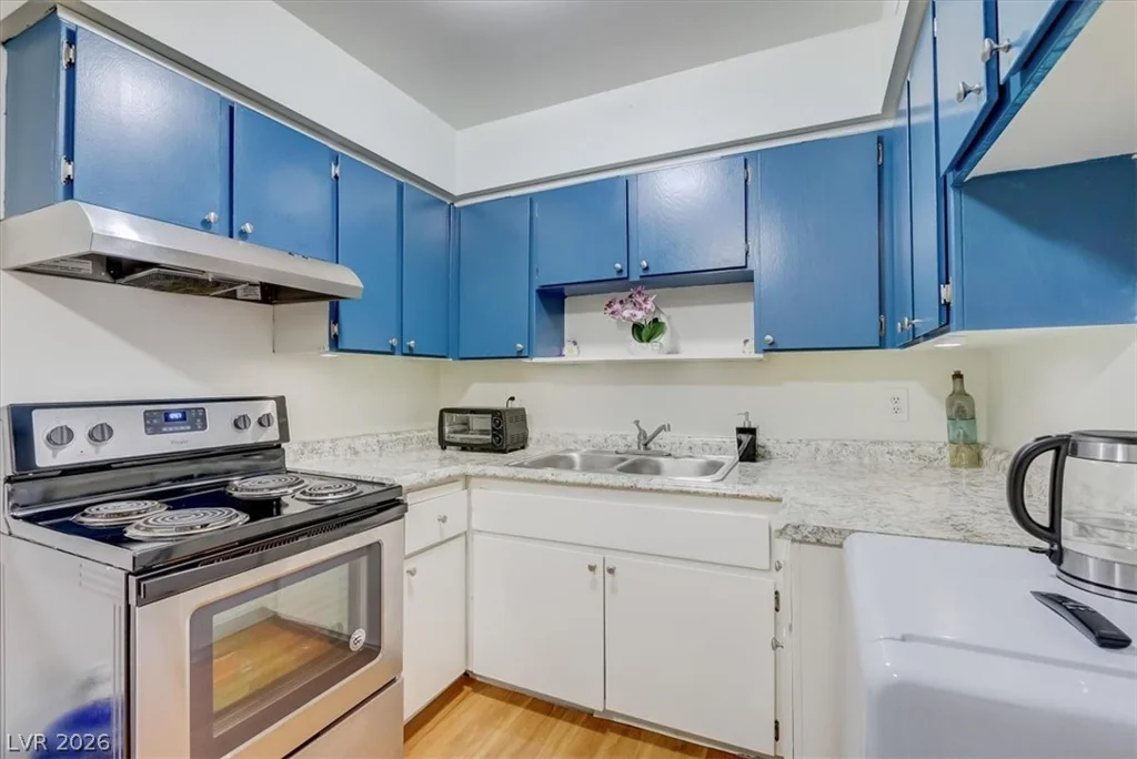 555 Royal Crest, Las Vegas, NV 89169