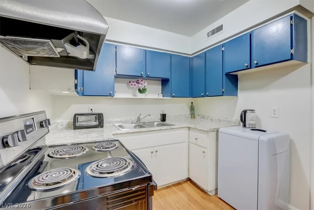 555 Royal Crest, Las Vegas, NV 89169
