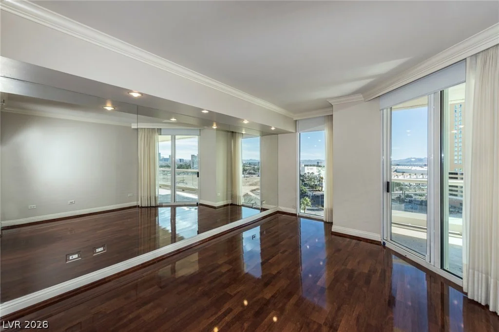 2877 Paradise, Las Vegas, NV 89109