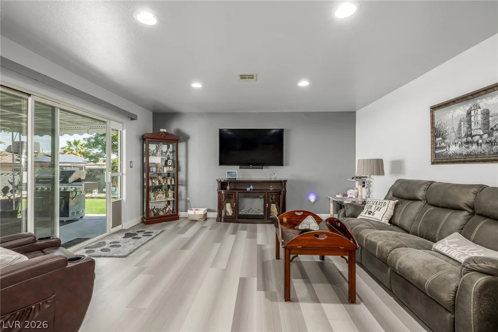 5204 Holmby, Las Vegas, NV 89146