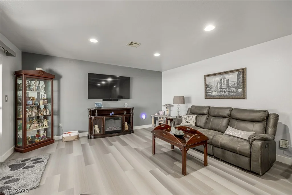 5204 Holmby, Las Vegas, NV 89146