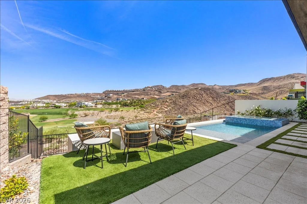 656 Scenic Cliff, Henderson, NV 89012