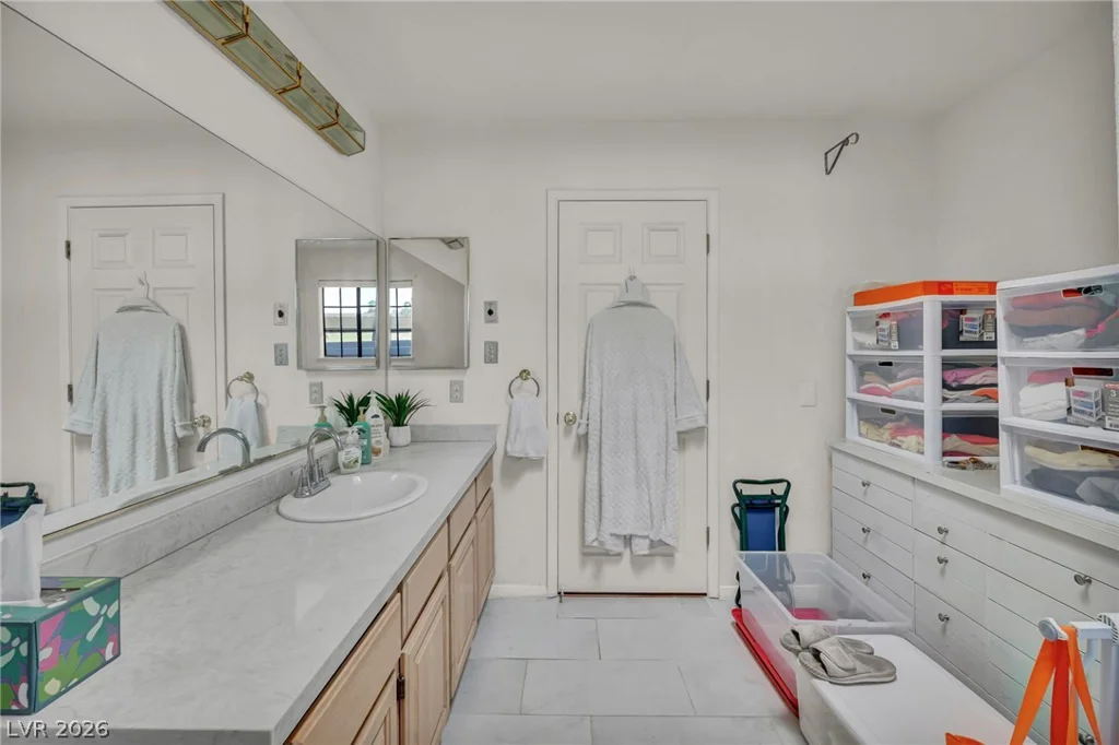 2851 Valley View, Las Vegas, NV 89102