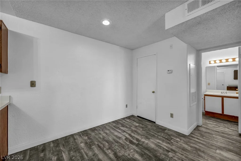220 Mission Newport, Las Vegas, NV 89107