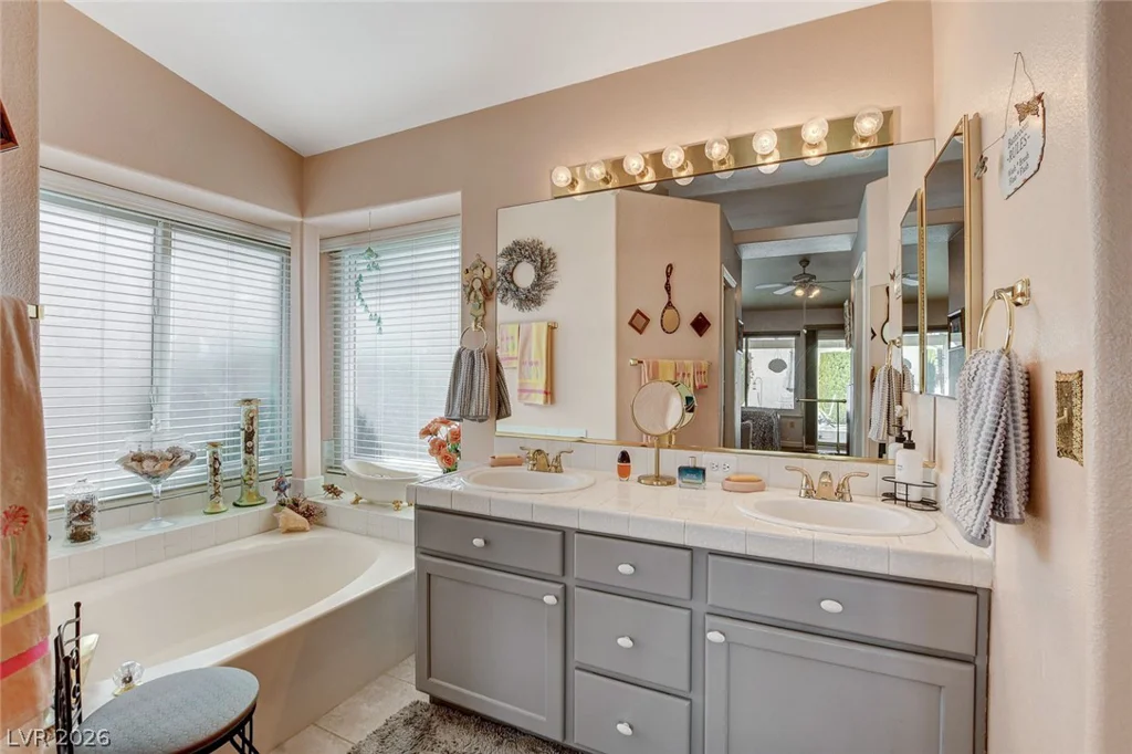 8213 Arch Bay, Las Vegas, NV 89128