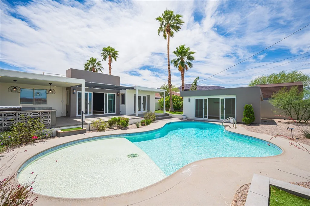 330 Country Club, Henderson, NV 89015