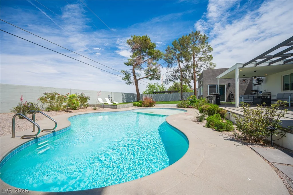 330 Country Club, Henderson, NV 89015