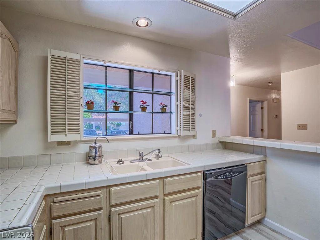 2851 Valley View, Las Vegas, NV 89102