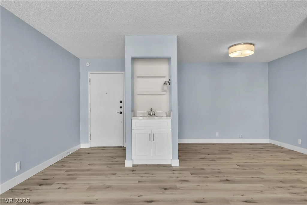 725 Royal Crest, Las Vegas, NV 89169
